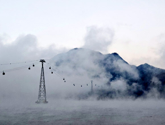절기상 겨울의 시작을 알리는 입동인 8일 강원 춘천시 의암호 케이블카 주변으로 짙은 물안개가 피어오르고 있다. 기상청에 따르면 이날 전국 곳곳의 아침 최저 기온이 올가을 들어 가장 낮아 추웠다. 2023.11.8 연합뉴스
