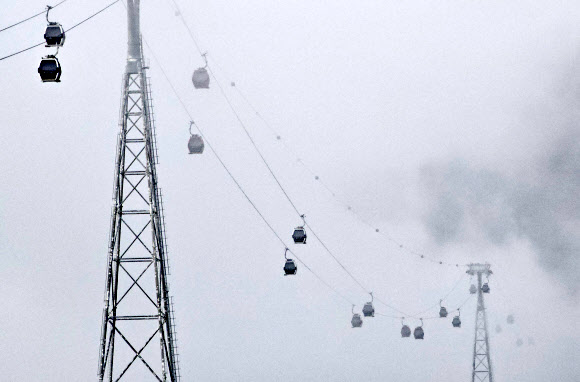 절기상 겨울의 시작을 알리는 입동인 8일 강원 춘천시 의암호 케이블카 주변으로 짙은 물안개가 피어오르고 있다. 기상청에 따르면 이날 전국 곳곳의 아침 최저 기온이 올가을 들어 가장 낮아 추웠다. 2023.11.8 연합뉴스