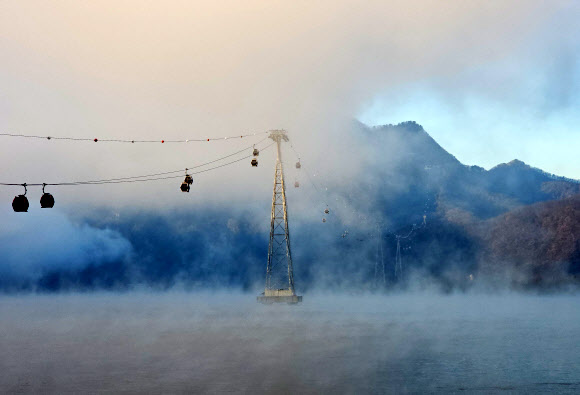 절기상 겨울의 시작을 알리는 입동인 8일 강원 춘천시 의암호 케이블카 주변으로 짙은 물안개가 피어오르고 있다. 기상청에 따르면 이날 전국 곳곳의 아침 최저 기온이 올가을 들어 가장 낮아 추웠다. 2023.11.8 연합뉴스