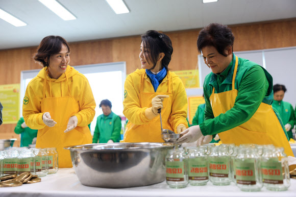 김건희 여사가 7일 전남 고흥군 유자체험농장에서 고흥군새마을회·부녀회, 전남청년새마을연합회 회원들과 함께 유자청을 만들고 있다. 2023.11.7. 대통령실 제공