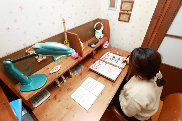 8일 서울 중구 청계광장에서 열린 ‘덴바람 마파람’ 행사에서 시민이 전시에 참여하고 있다. 덴바람 마파람은 각각 북쪽에서 부는 바람과 남쪽에서 부는 바람이란 뜻으로, 이번 전시는 탈북주민의 증언을 바탕으로 한 자료 전시와 탈북 과정을 체험할 수 있는 공간으로 마련됐다. 2023.11.8 연합뉴스