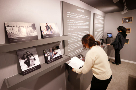 8일 서울 중구 청계광장에서 열린 ‘덴바람 마파람’ 행사에서 시민들이 전시장을 둘러보고 있다. 덴바람 마파람은 각각 북쪽에서 부는 바람과 남쪽에서 부는 바람이란 뜻으로, 이번 전시는 탈북주민의 증언을 바탕으로 한 자료 전시와 탈북 과정을 체험할 수 있는 공간으로 마련됐다. 2023.11.8 연합뉴스