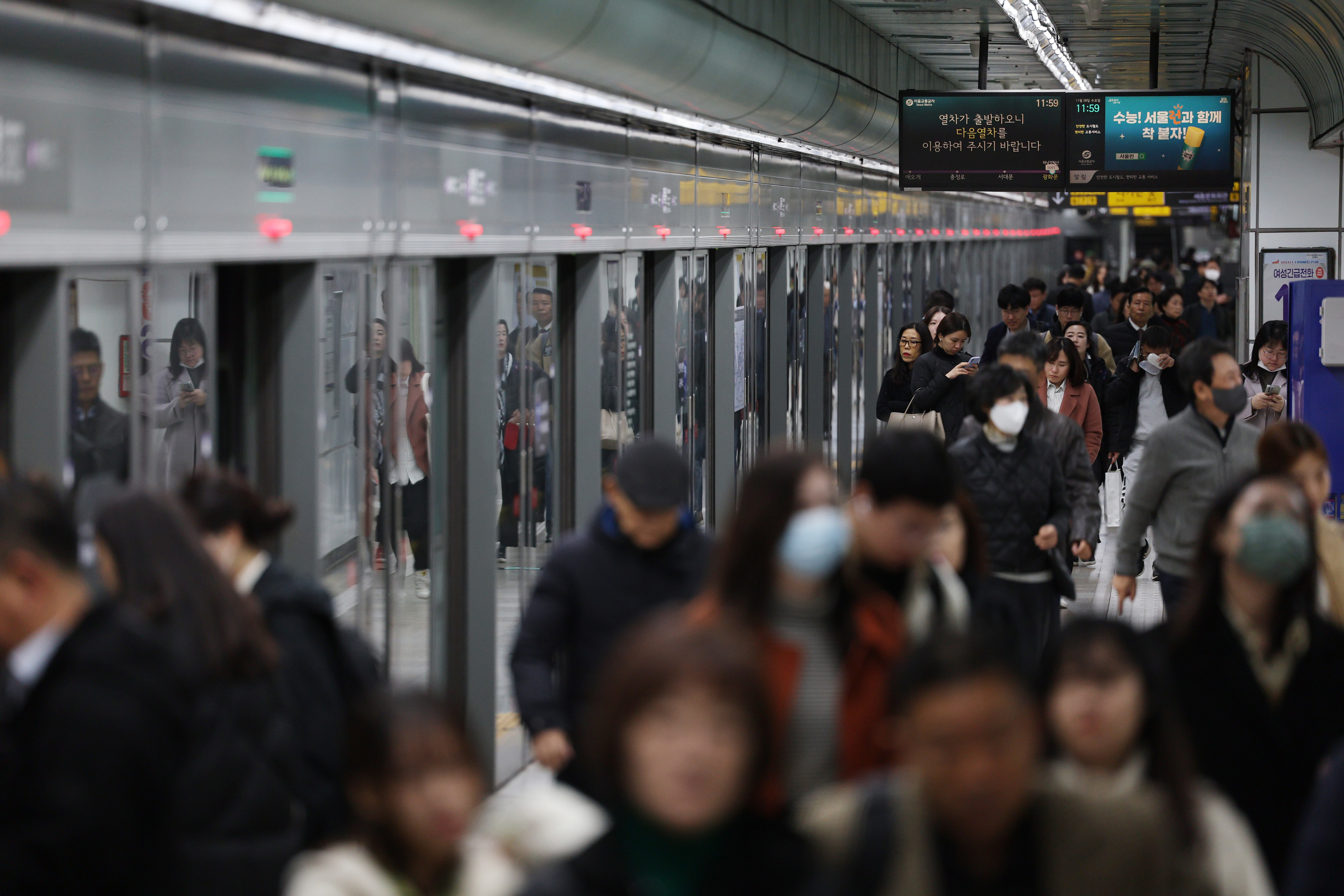 서울 지하철 1∼8호선을 운영하는 서울교통공사 노조의 파업 예고일을 하루 앞둔 8일 서울 지하철 역사 내에서 시민들이 이동하고 있다.