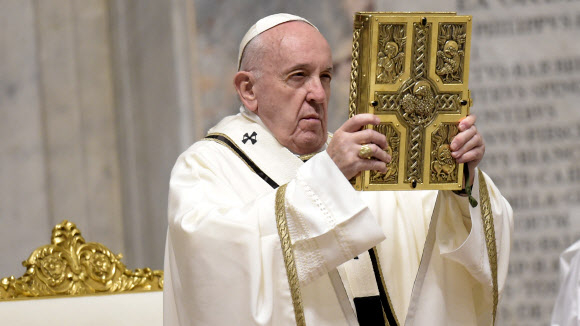 프란치스코 교황이 2020년 4월 바티칸애서 미사를 집전하는 모습. 서울신문 DB