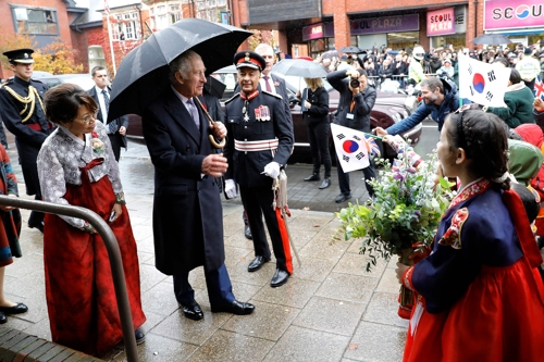 영국 찰스 3세 국왕이 8일(현지시간) 뉴몰든 한인타운을 방문해서 한복을 입은 어린이들의 환영을 받고 있다. 런던 AFP 연합뉴스