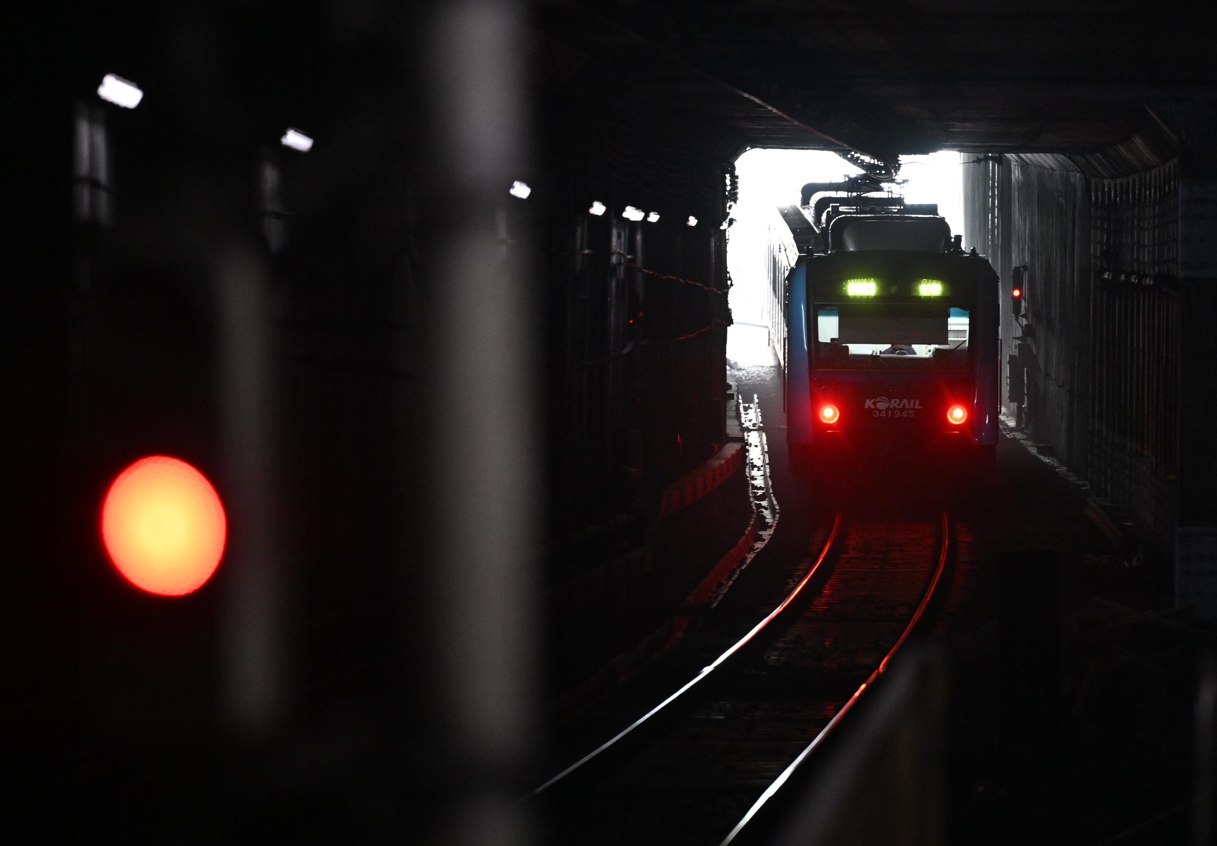 서울교통공사 노조가 경고파업에 돌입한 9일 오전 서울역에 지하철이 출발하고 있다. 2023.11.9 도준석 기자