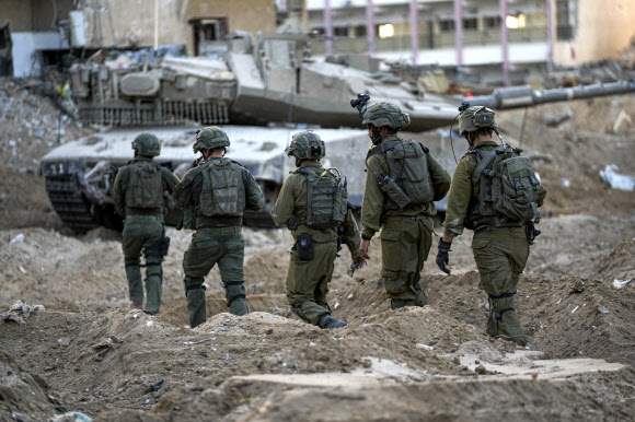 가자지구 지상작전에 나선 이스라엘 병사들이 8일(현지시간) 작전을 수행하고 있다. 가자지구 AP 연합뉴스