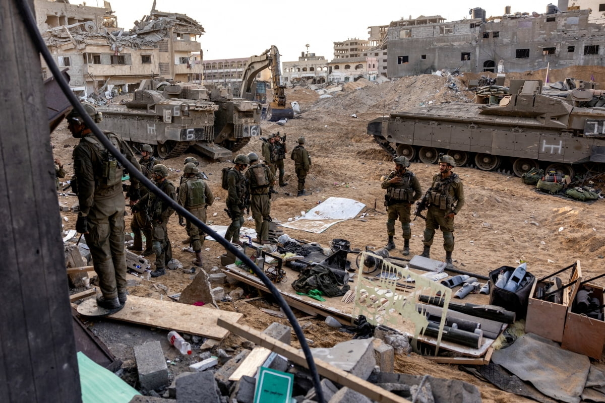 이스라엘군이 8일(현지시간) 팔레스타인 가자지구에서 무장정파 하마스의 무기제조 시설로 의심되는 건물을 파괴한 뒤 수색하고 있다. 로이터 연합뉴스