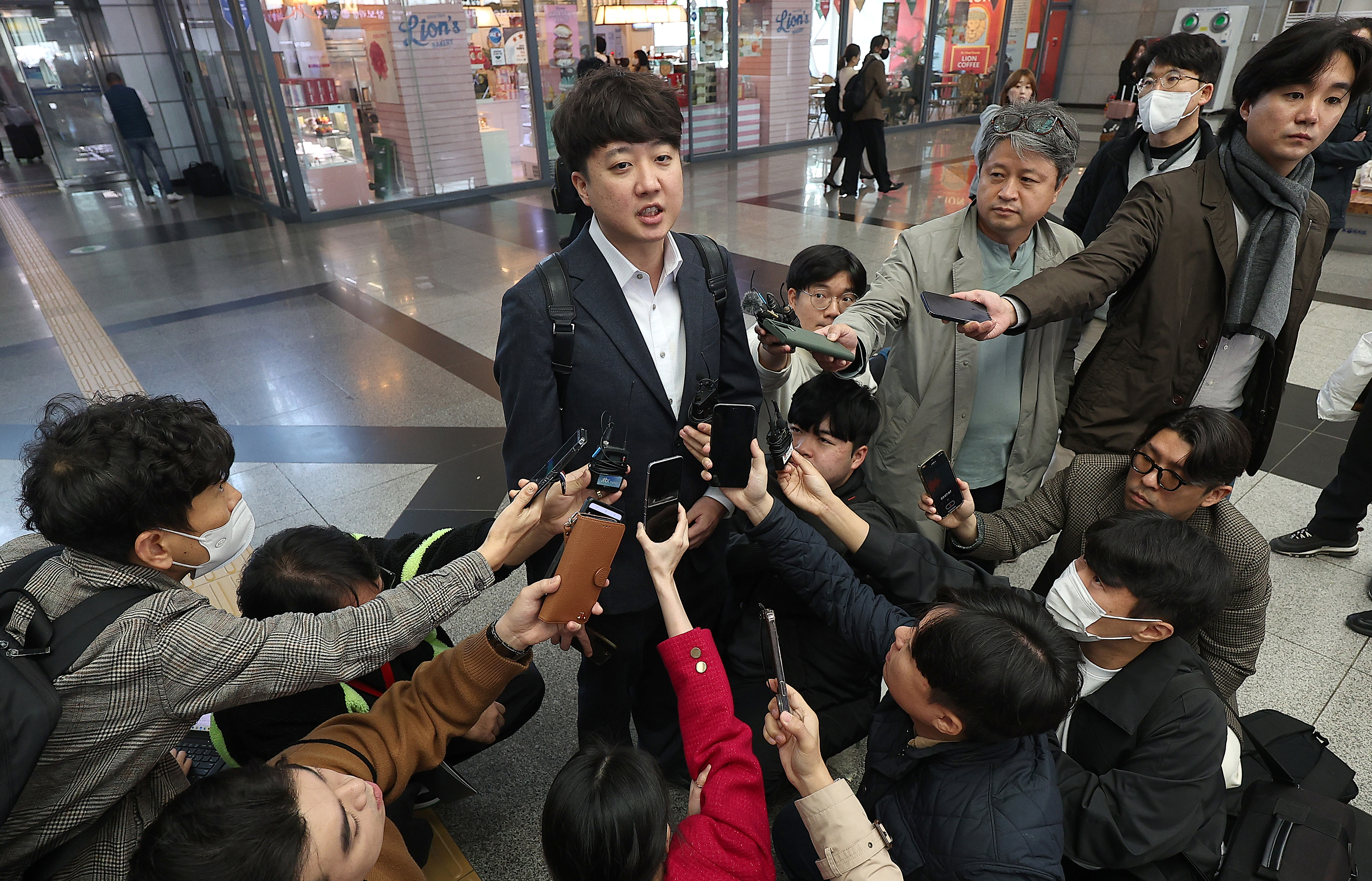 이준석 전 국민의힘 대표가 9일 동대구역에서 취재진의 질문에 답하고 있다. 대구 연합뉴스