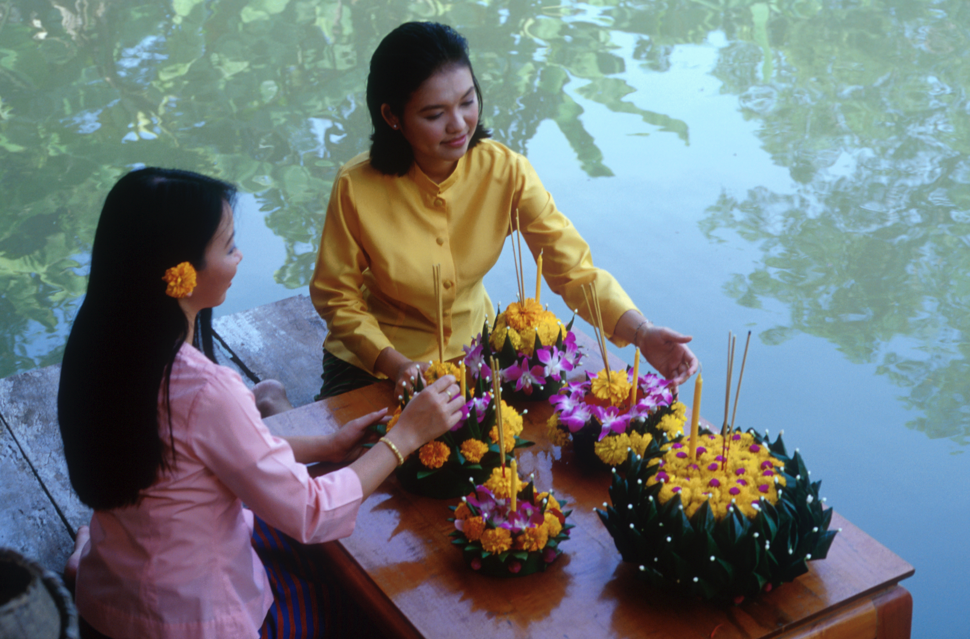 끄라통을 강물에 띄우는 태국 여성들. 태국관광청 제공.