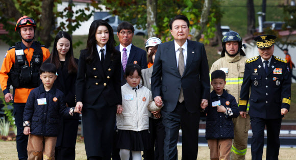 순직 소방관 자녀 손 잡고 입장하는 윤석열 대통령 내외