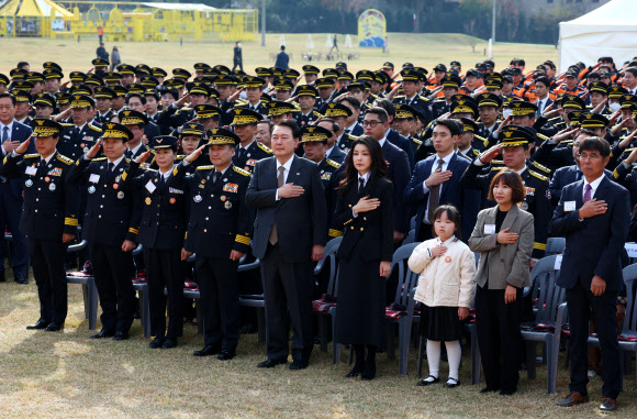 국기에 경례하는 윤석열 대통령 부부