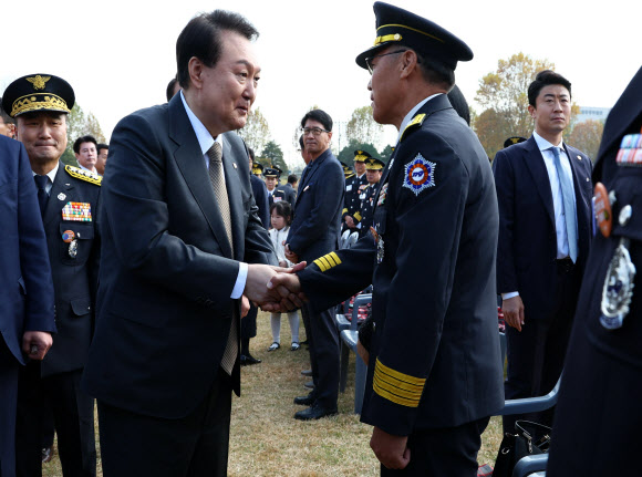 퇴임 앞둔 소방관과 악수하는 윤석열 대통령