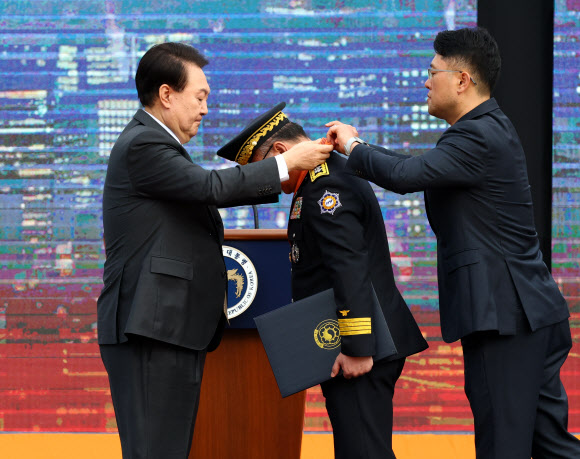 홍조근정훈장 수여하는 윤석열 대통령