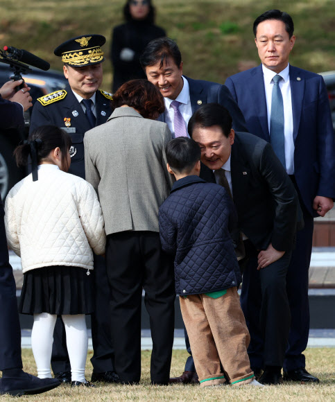 소방관 자녀와 인사하는 윤석열 대통령
