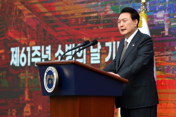 [서울=뉴시스] 전신 기자 = 윤석열 대통령이 9일 서울 용산어린이정원 잔디마당에서 열린 제61주년 소방의 날 기념식에서 기념사하고 있다. 2023.11.09 뉴시스