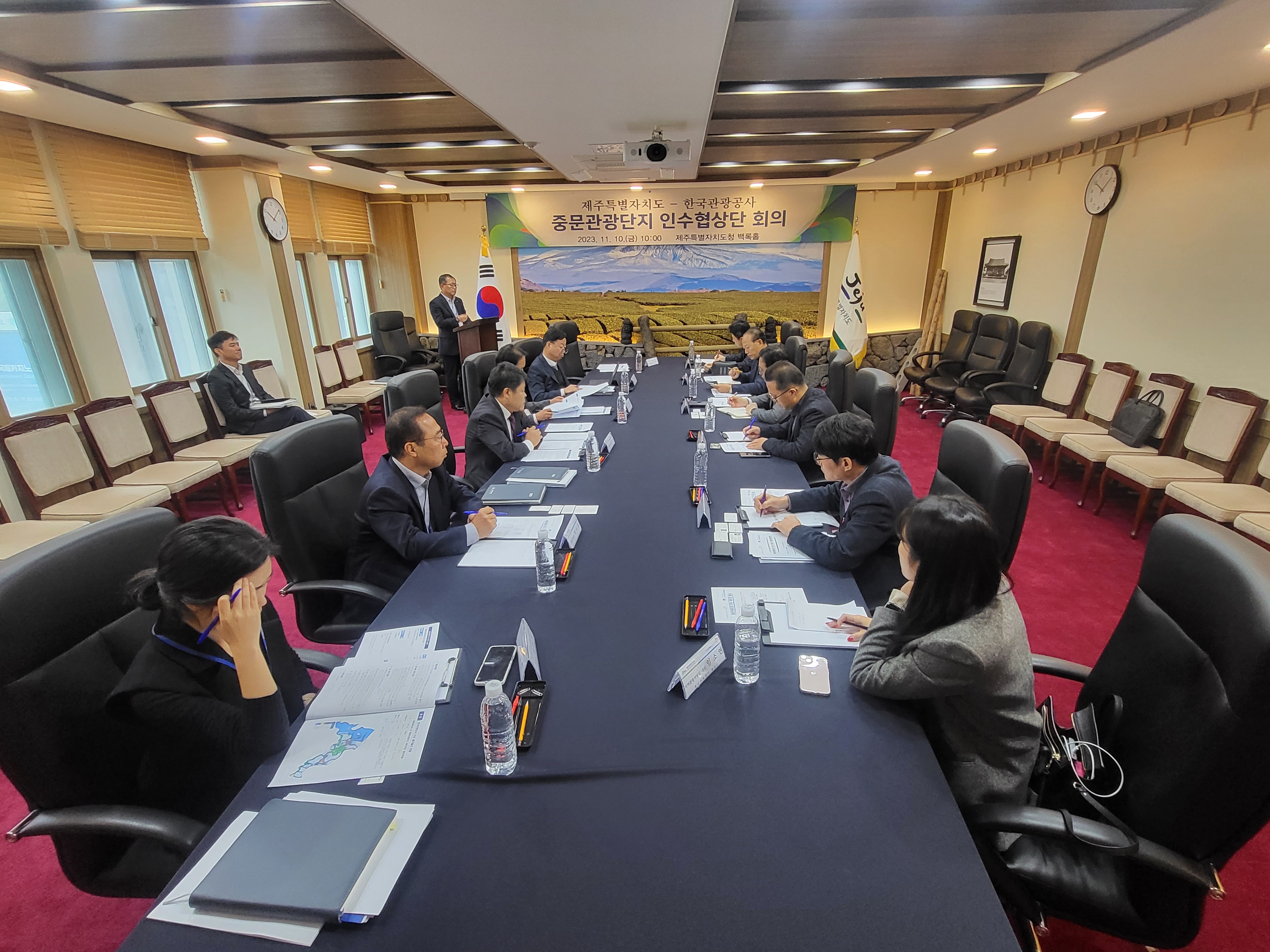 제주도와 한국관광공사가 10일 오전 제주도청 백록홀에서 ‘중문관광단지 인수협상회의’에서 첫 협상을 벌이고 있다. 제주도 제공