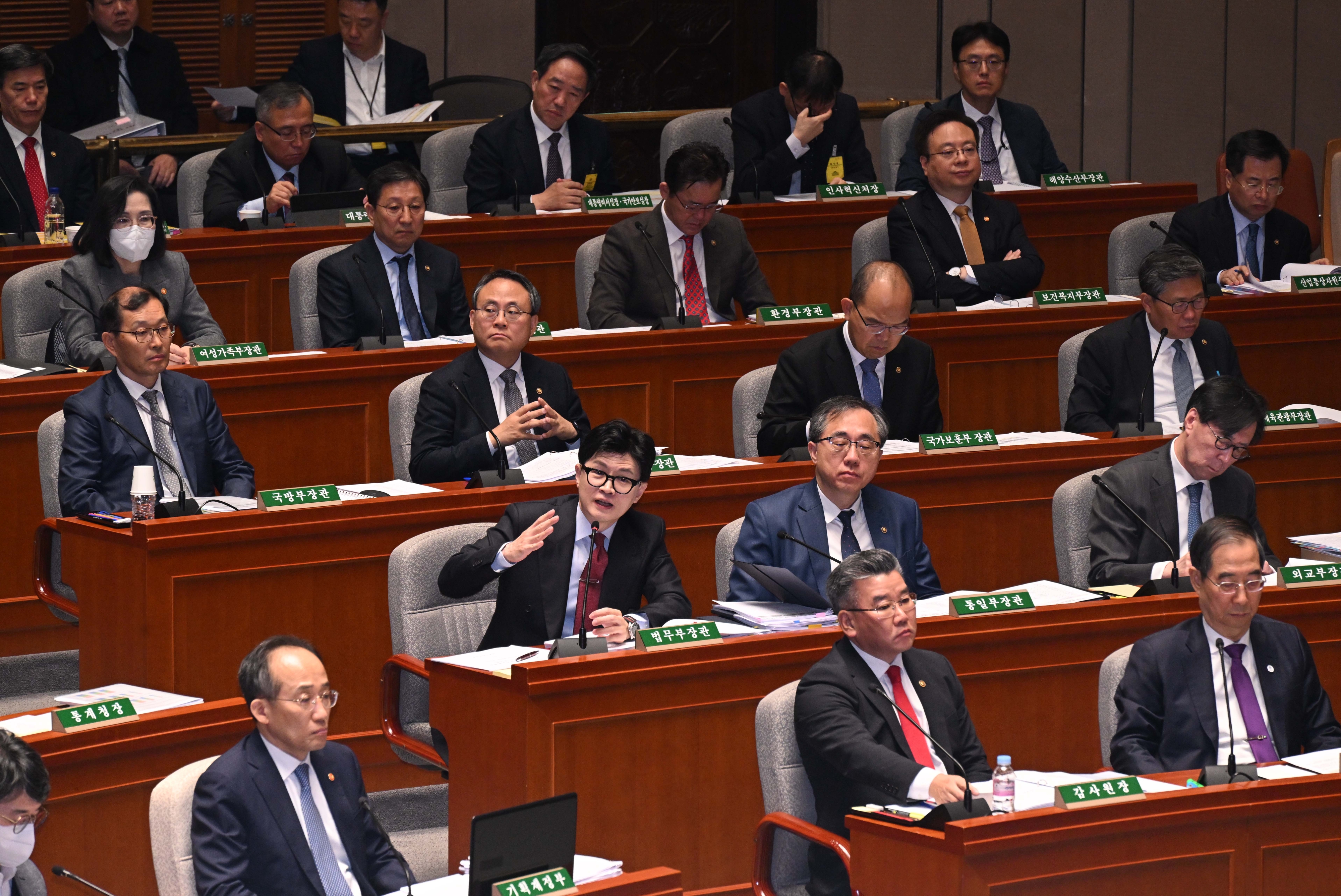 9일 국회 예산결산특별위원회 전체회의 종합정책질의에 한덕수 국무총리, 추경호 경제부총리 겸 기획재정부 장관, 한동훈 법무부 장관, 신원식 국방부 장관 등 국무위원들이 출석한 가운데 내년도 예산안 심사와 관련해 종합정책질의가 열리고 있다.2023.11.9. 안주영 전문기자