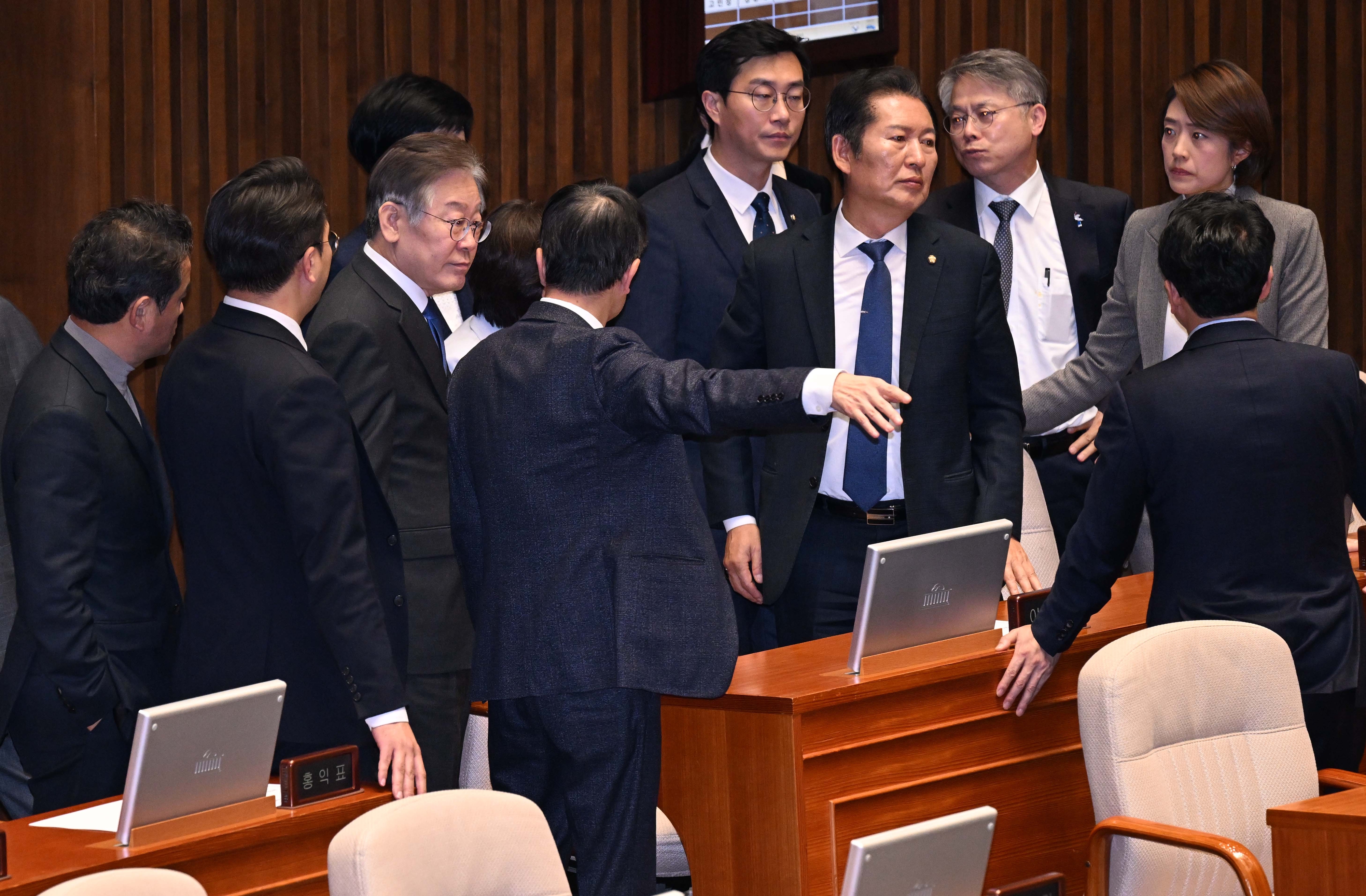 9일 국회 본회의에서 노란봉투법 상정 후 더불어민주당 이재명 대표와 의원들이 대화하고 있다. 2023.11.9안주영 전문기자