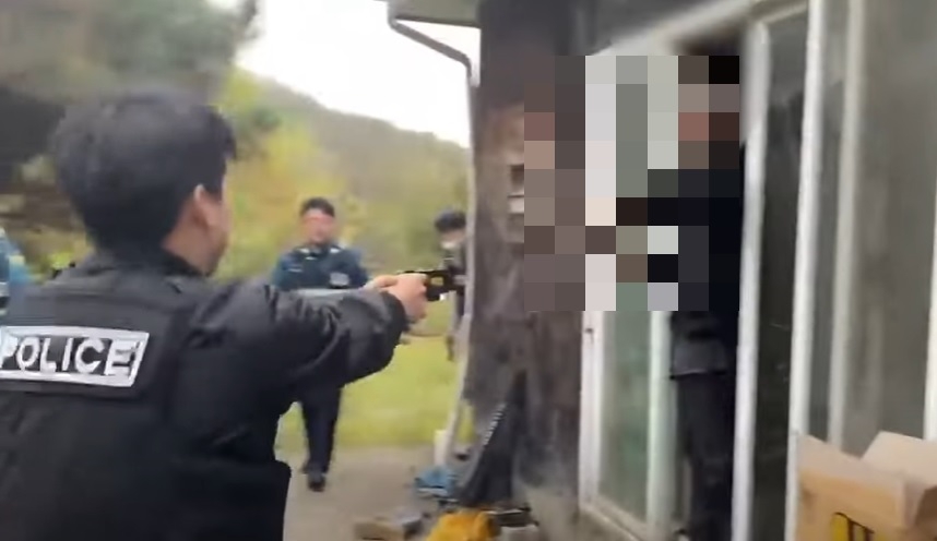 충남 아산에서 60대 남성이 경찰과 대치하고 있다. 경찰청 유튜브 캡처.