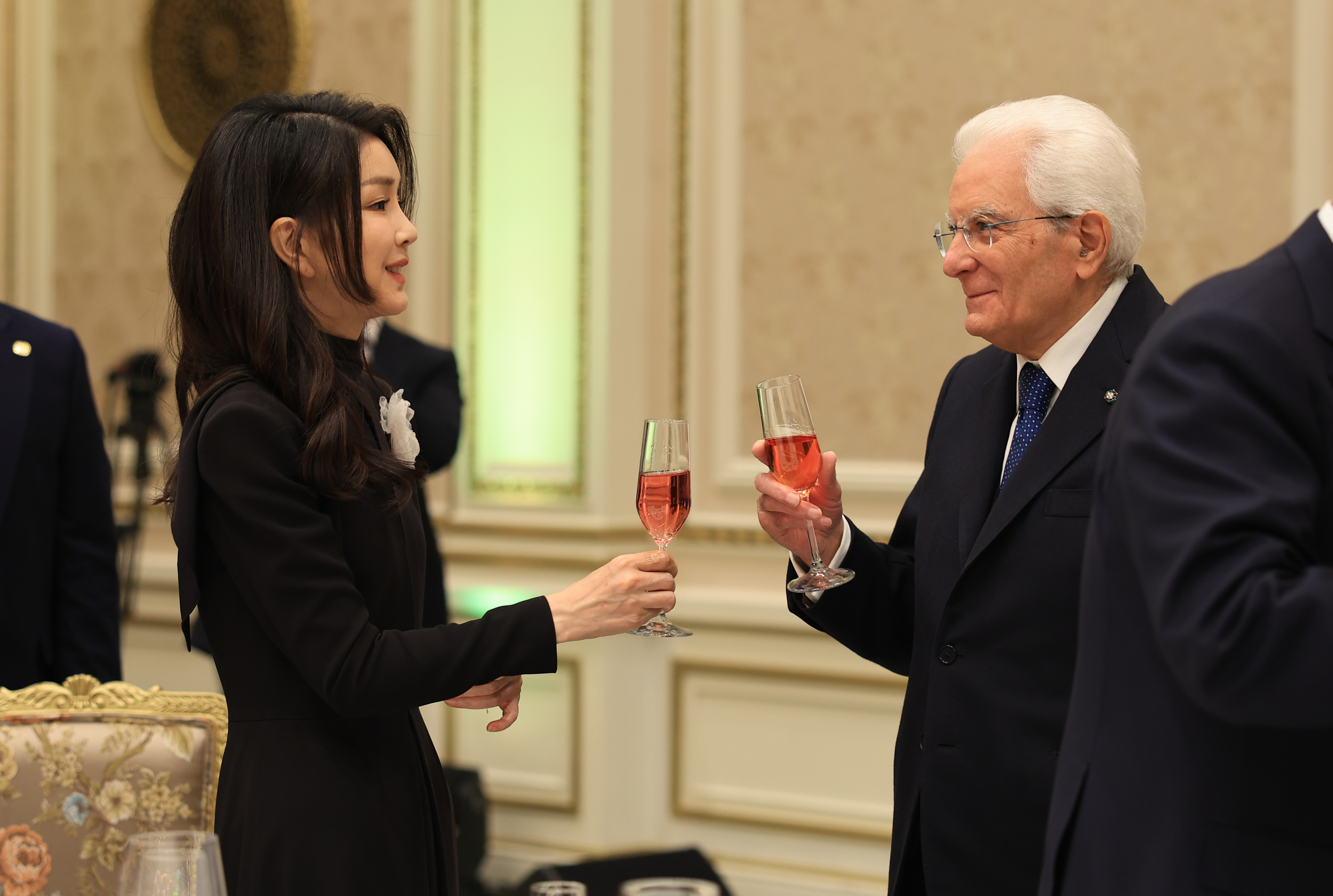 건배하는 김건희 여사와 마타렐라 이탈리아 대통령