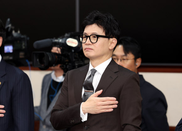 한동훈 법무부 장관이 지난 10일 서울 종로구 정부서울청사에서 열린 국무회의에 참석해 국민의례를 하고 있다. 뉴시스