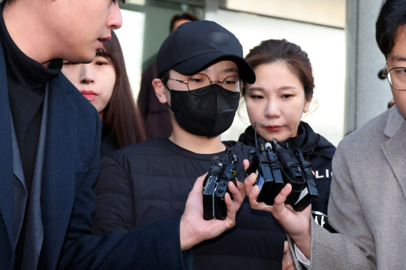 사기 혐의 등으로 검찰 송치가 결정된 전청조 씨가 10일 오전 서울 송파경찰서에 나와 동부지검으로 압송되고 있다. 2023.11.10  연합뉴스