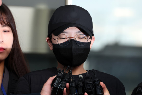 사기 혐의 등으로 검찰 송치가 결정된 전청조 씨가 10일 오전 서울 송파경찰서에 나와 동부지검으로 압송되며 취재진의 질문을 받고 있다. 2023.11.10  연합뉴스