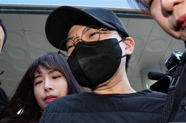 ‘재벌 3세’를 사칭하며 사기 행각을 벌인 혐의로 구속된 전청조씨(27)가 10일 서울 송파경찰서에서 검찰로 송치되고 있다. 서울송파경찰서는 이날 전 펜싱 국가대표 남현희와 결혼을 발표한 후 특정경제범죄가중처벌법상 사기 혐의로 구속된 전씨를 서울동부지검에 송치했다. 2023.11.10 뉴스1