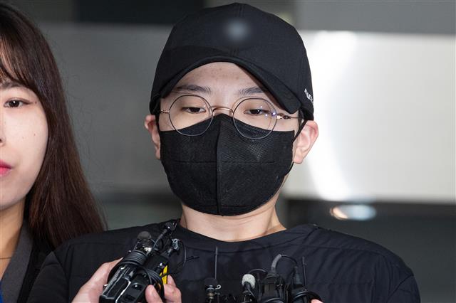 ‘재벌 3세’를 사칭하며 사기 행각을 벌인 혐의로 구속된 전청조씨(27)가 10일 서울 송파경찰서에서 검찰로 송치되고 있다. 서울송파경찰서는 전 펜싱 국가대표 남현희와 결혼을 발표한 후 특정경제범죄가중처벌법상 사기 혐의로 구속된 전씨를 서울동부지검에 송치했다. 2023.11.10 뉴스1