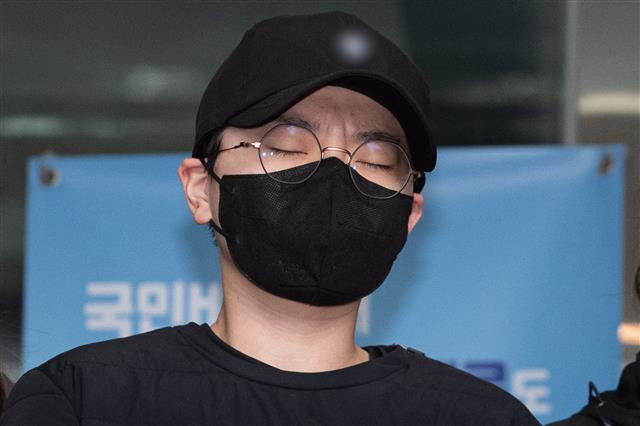 ‘재벌 3세’를 사칭하며 사기 행각을 벌인 혐의로 구속된 전청조씨(27)가 10일 서울 송파경찰서에서 검찰로 송치되고 있다. 서울송파경찰서는 이날 전 펜싱 국가대표 남현희와 결혼을 발표한 후 특정경제범죄가중처벌법상 사기 혐의로 구속된 전씨를 서울동부지검에 송치했다. 2023.11.10 뉴스1
