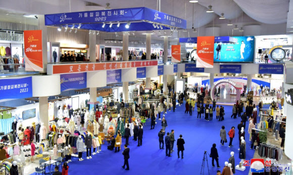 북한 ‘가을철 피복전시회-2023’이 개최됐다고 조선중앙통신이 10일 보도했다. 통신은 개막식이 지난 9일 진행됐으며 경공업제품을 생산하는 320여 개의 단위들에서 내놓은 27종에 8만 여점의 가을철과 겨울철 여성옷, 남성옷, 어린이옷과 민족옷들이 전시됐다고 전했다. 2023.11.10  평양 조선중앙통신 연합뉴스 