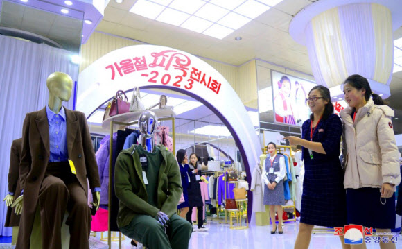 북한 ‘가을철 피복전시회-2023’이 개최됐다고 조선중앙통신이 10일 보도했다. 통신은 개막식이 지난 9일 진행됐으며 경공업제품을 생산하는 320여 개의 단위들에서 내놓은 27종에 8만 여점의 가을철과 겨울철 여성옷, 남성옷, 어린이옷과 민족옷들이 전시됐다고 전했다. 2023.11.10  평양 조선중앙통신 연합뉴스