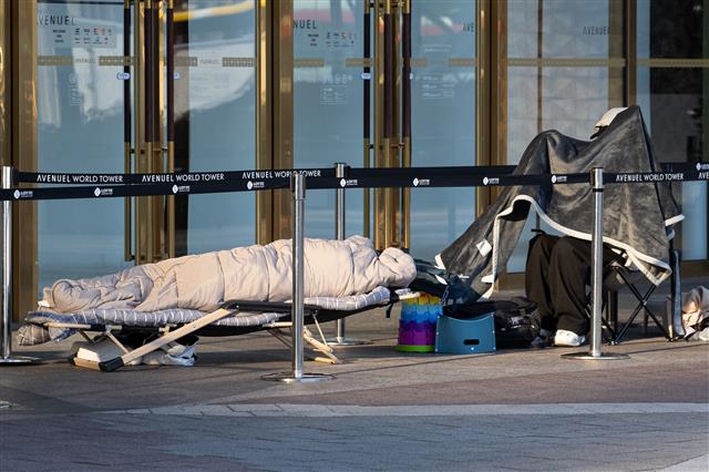 초겨울 날씨를 보인 10일 서울시내 한 백화점 명품매장 입구에 침낭을 덮은 고객들이 개점을 기다리고 있다. 기상청은 중부 내륙에서 기온이 영하권으로 떨어지는 곳이 있어 서리가 내리거나 얼음이 어는 곳이 있겠다고 밝혔다. 2023.11.10 뉴스1