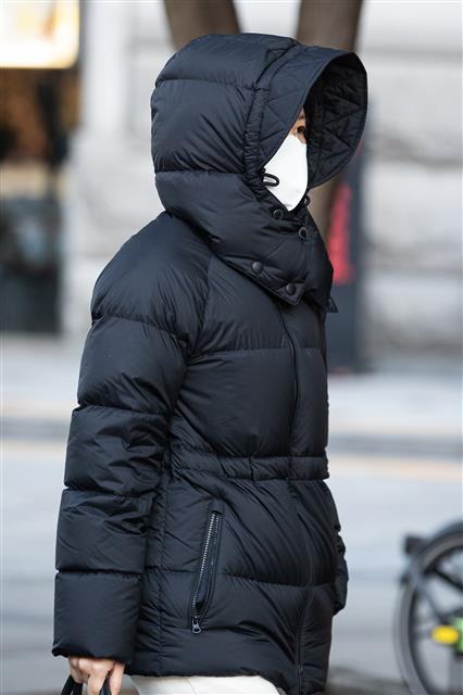 초겨울 날씨를 보인 10일 서울 잠실역사거리 일대에서 두터운 옷차림의 한 시민이 발걸음을 옮기고 있다. 기상청은 중부 내륙에서 기온이 영하권으로 떨어지는 곳이 있어 서리가 내리거나 얼음이 어는 곳이 있겠다고 밝혔다. 2023.11.10 뉴스1