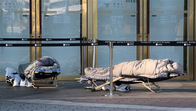 초겨울 날씨를 보인 10일 서울시내 한 백화점 명품매장 입구에 침낭을 덮은 고객들이 개점을 기다리고 있다. 기상청은 중부 내륙에서 기온이 영하권으로 떨어지는 곳이 있어 서리가 내리거나 얼음이 어는 곳이 있겠다고 밝혔다. 2023.11.10 뉴스1