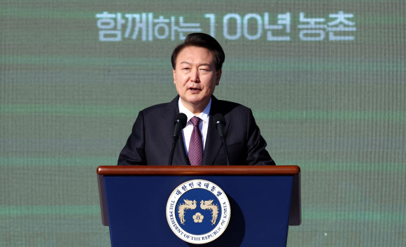 윤석열 대통령이 10일 오후 경기 수원 팔달구 서호 잔디광장에서 열린 제28회 농업인의 날 기념식에서 축사하고 있다. 2023.11.10  대통령실통신사진기자단