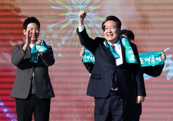 윤석열 대통령이 10일 오후 경기 수원 팔달구 서호 잔디광장에서 열린 제28회 농업인의 날 기념식에서 어퍼컷 세리머니를 하고 있다. 2023.11.10  대통령실통신사진기자단