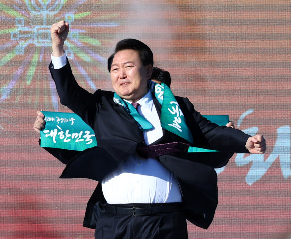 윤석열 대통령이 10일 오후 경기 수원 팔달구 서호 잔디광장에서 열린 제28회 농업인의 날 기념식에서 어퍼컷 세리머니를 하고 있다. 2023.11.10  대통령실통신사진기자단