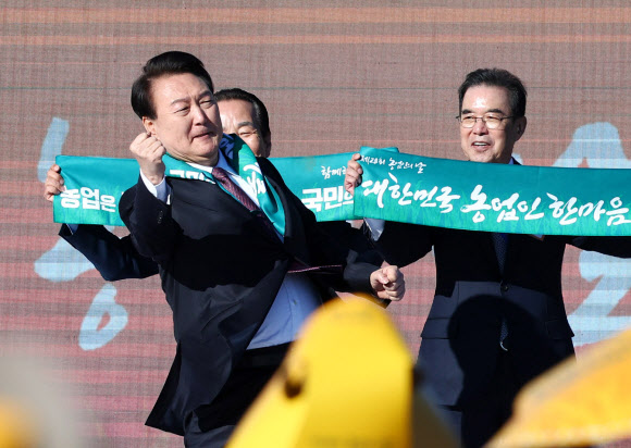 윤석열 대통령이 10일 오후 경기 수원 팔달구 서호 잔디광장에서 열린 제28회 농업인의 날 기념식에서 어퍼컷 세리머니를 하고 있다. 2023.11.10  대통령실통신사진기자단