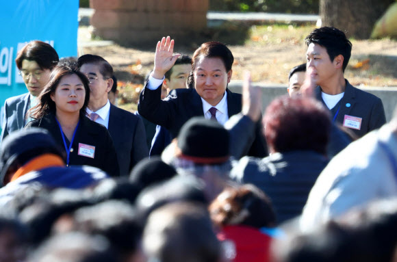 윤석열 대통령이 10일 오후 경기 수원 팔달구 서호 잔디광장에서 열린 제28회 농업인의 날 기념식에 입장하며 손 들어 인사하고 있다. 2023.11.10  대통령실통신사진기자단