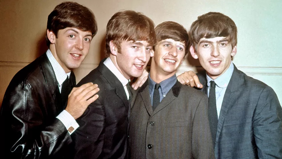 비틀스가 첫 영국 싱글 차트 1위를 차지했던 일년 뒤인 1964년 푸르렀던 멤버들 모습. 왼쪽부터 폴 매카트니, 존 레넌, 링고 스타, 존 레넌. AFP 자료사진