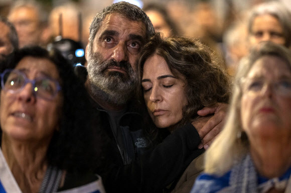 베냐민 네타냐후 이스라엘 총리가 이끄는 정부에 반대하는 이들이 지난 7일(현지시간) 예루살렘의 이스라엘 의회(크네셋) 앞에서 시위를 벌이던 중 슬픔에 젖어 있다. AP 자료사진 연합뉴스