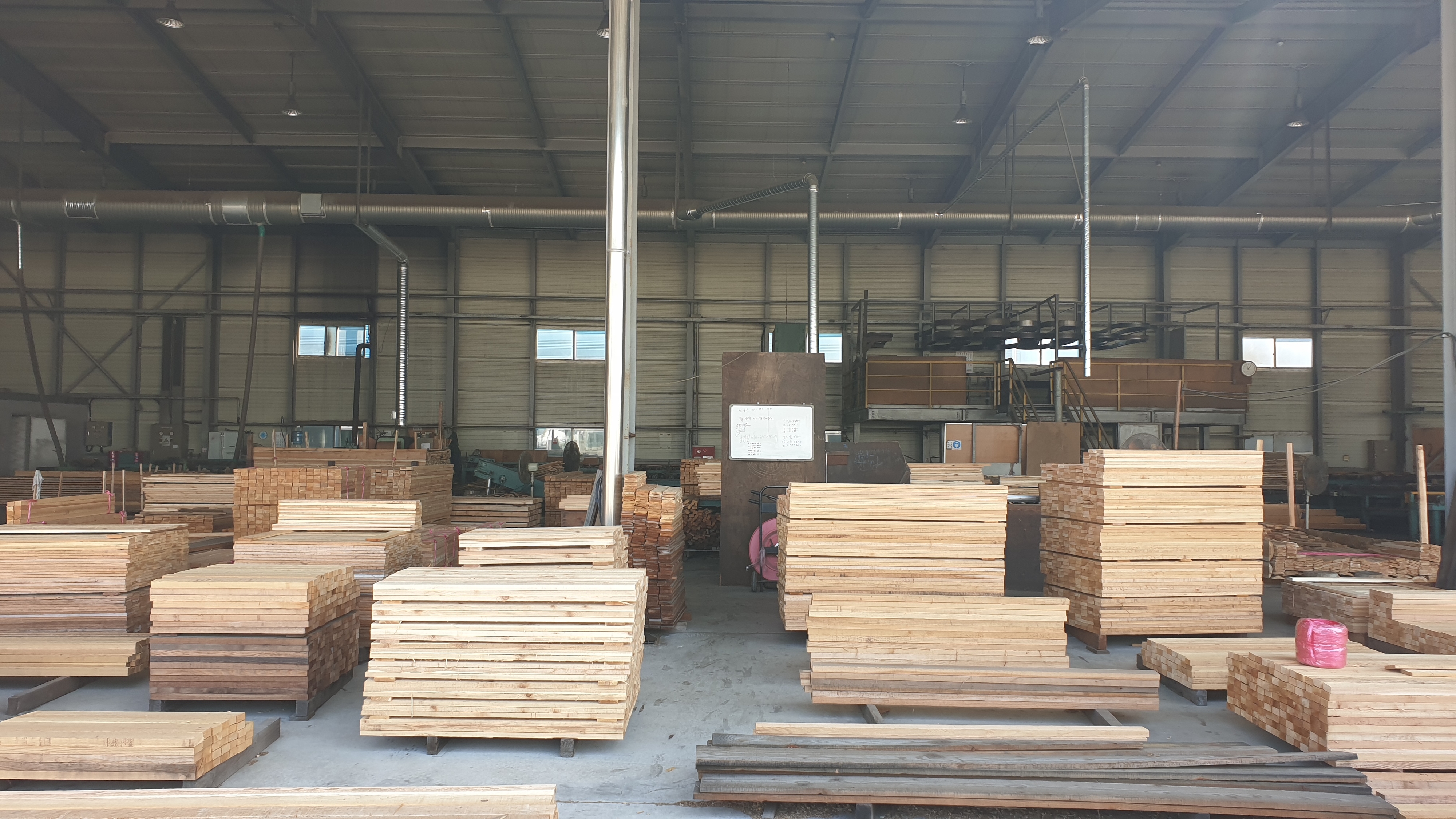 인천의 한 대형 목재상. 대량 수입한 삼나무 목재가 쌓여 있다.