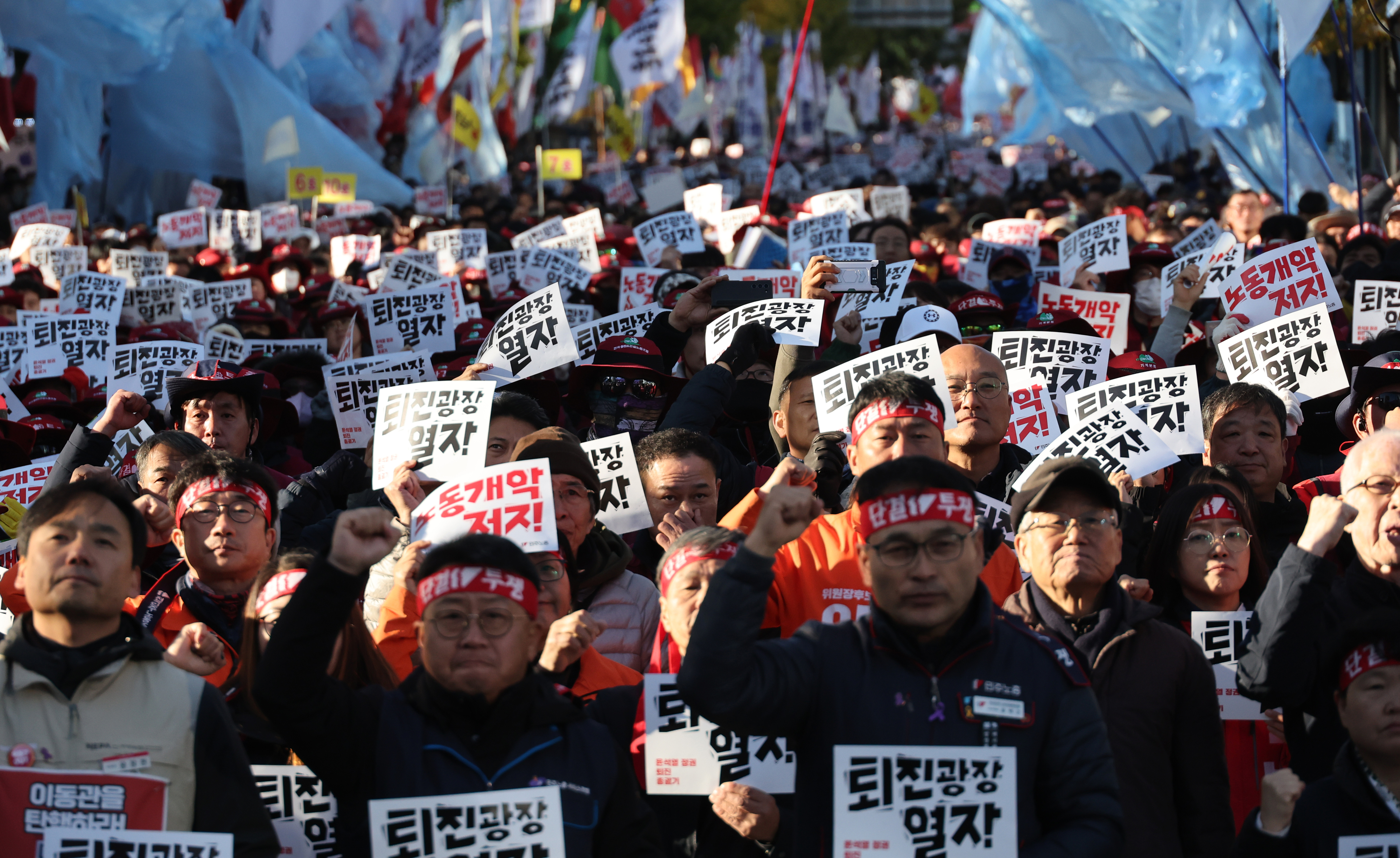 11일 서울 서대문역 부근에서 열린 민주노총 전국노동자대회에서 참석자들이 피켓을 들고 구호를 외치고 있다.
