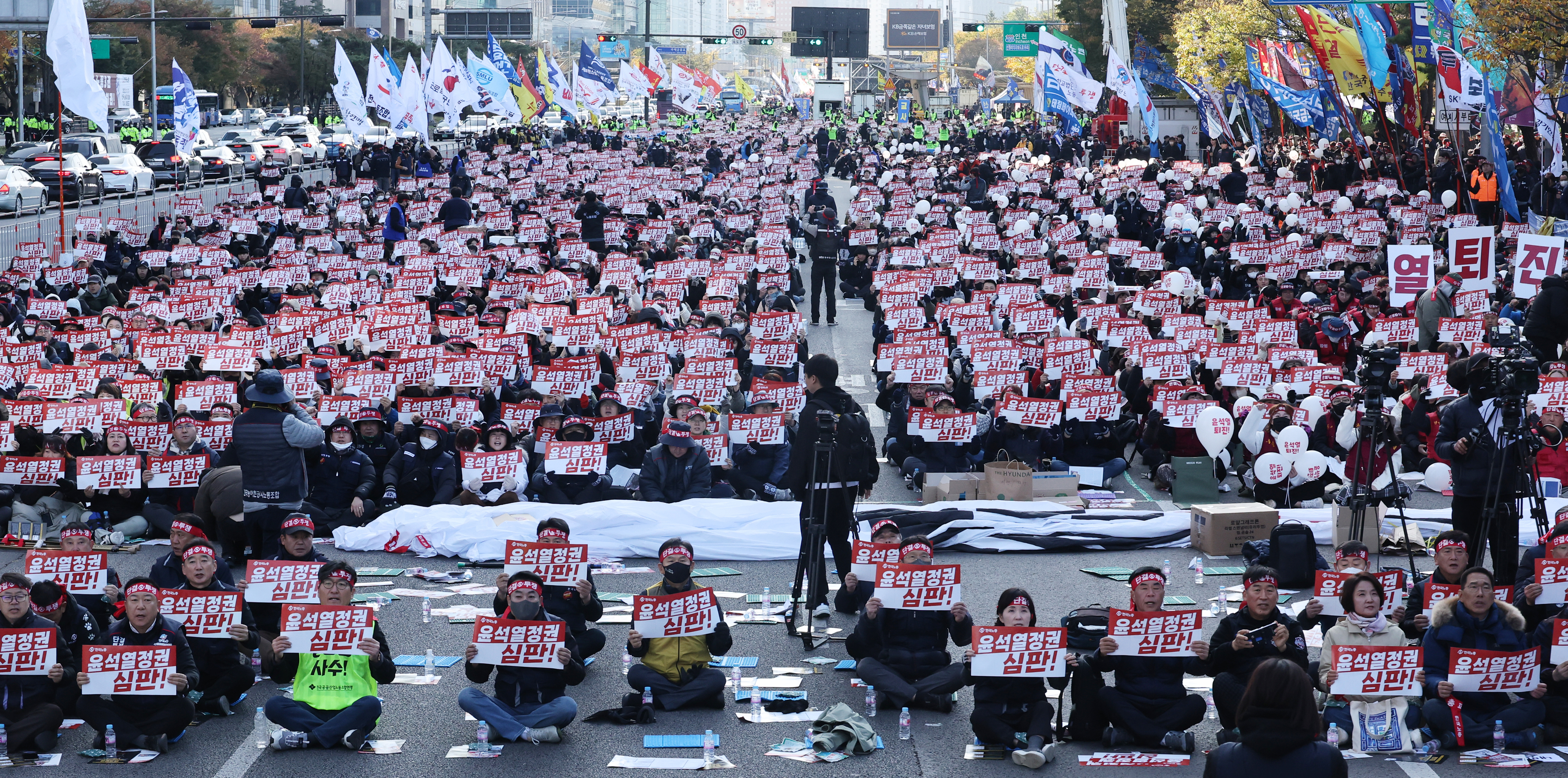 11일 서울 여의도 여의대로에서 한국노총 조합원들이 전국노동자대회를 열고 구호를 외치고 있다.
