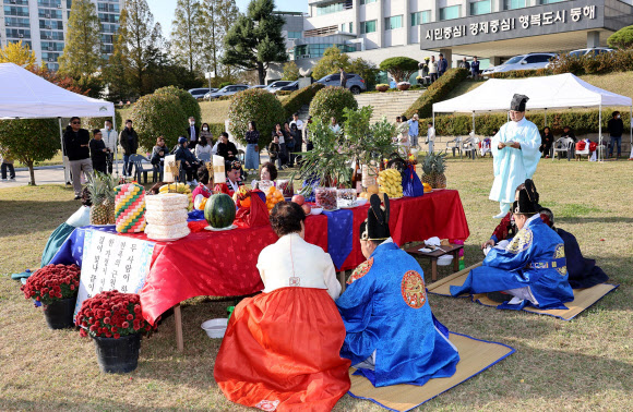11일 강원 동해시청 잔디마당에서 바르게살기운동 동해시협의회 주관으로 ‘제27회 전통 합동혼례식’이 진행되고 있다. 2023.11.11. 동해시 제공