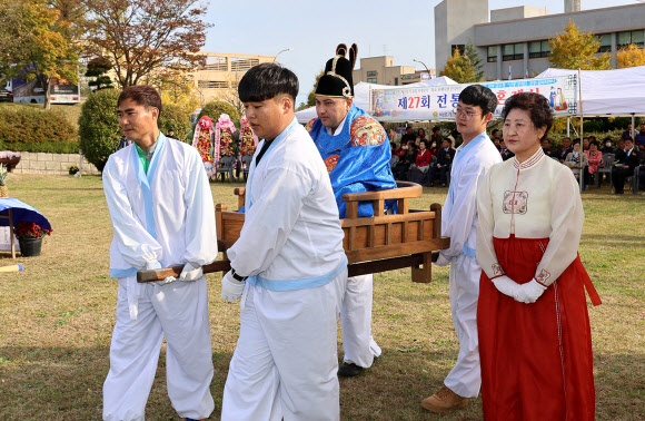 11일 강원 동해시청 잔디마당에서 바르게살기운동 동해시협의회 주관으로 ‘제27회 전통 합동혼례식’이 진행되고 있다. 2023.11.11. 동해시 제공