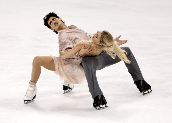 11일 중국 충칭 올림픽 스포츠 센터에서 열린 2023-2024 국제빙상경기연맹(ISU) 시니어 그랑프리 대회 컵 오브 차이나 아이스댄스 프리댄스에서 캐나다의 파이퍼 질과 폴 푸아리에가 연기를 선보이고 있다. 로이터 연합뉴스