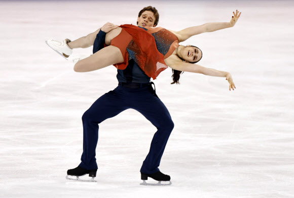 11일 중국 충칭 올림픽 스포츠 센터에서 열린 2023-2024 국제빙상경기연맹(ISU) 시니어 그랑프리 대회 컵 오브 차이나 아이스댄스 프리댄스에서 미국의 캐롤라인 그린과 마이클 파슨스이 연기를 선보이고 있다. 로이터 연합뉴스